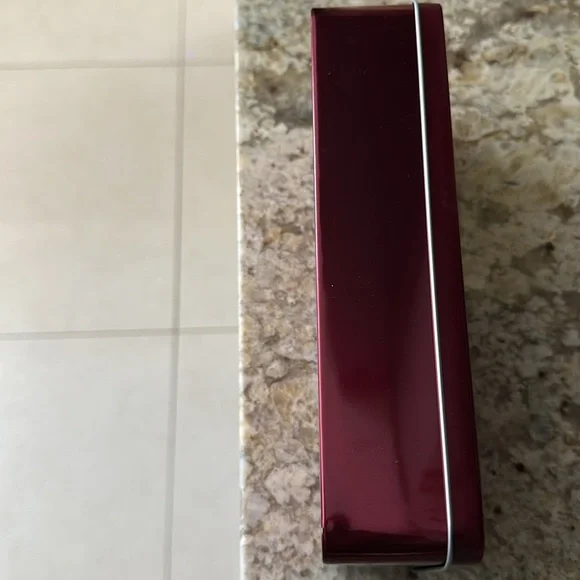 Clarins tin box. Great to store make up, brushes, eye pencils etc. - Picture 2 of 3